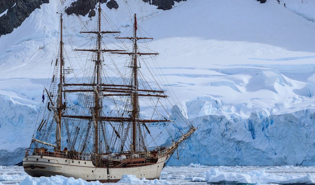 Большое парусное судно в заледеневшем озере