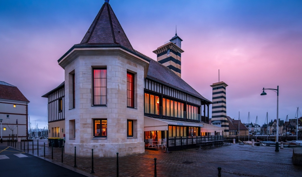 Красивое здание в городе, Франция