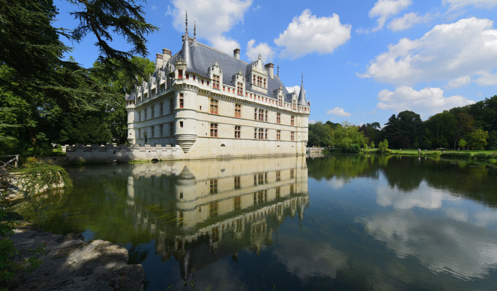 Замок Замок Азе-лё-Ридо отражается в воде, Франция