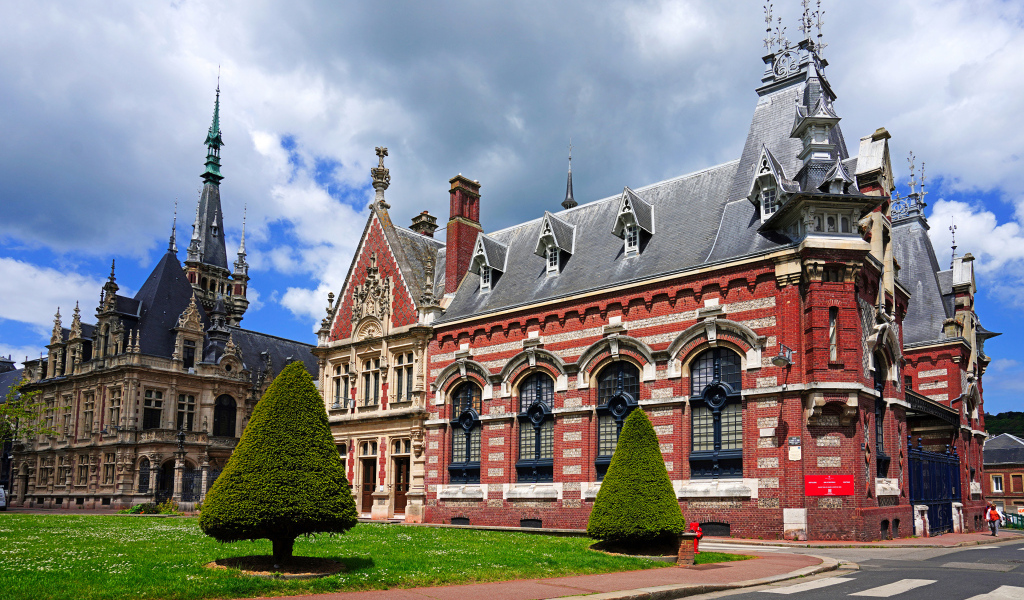 Газон у старинного здания, Франция