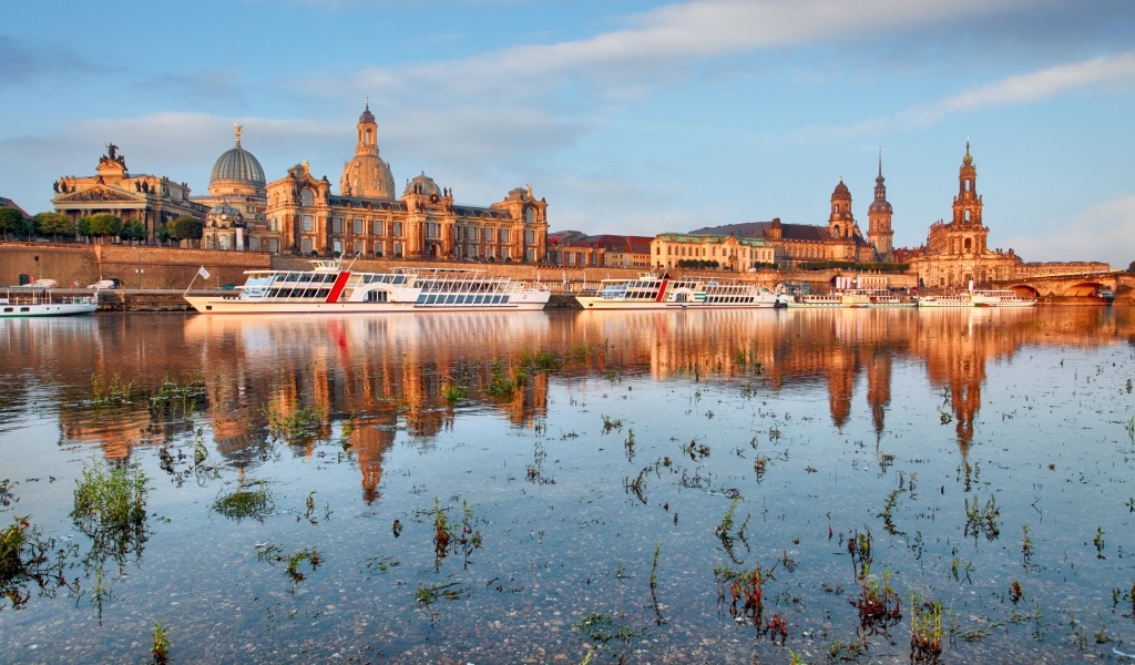 Катера у причала на фоне старинных зданий города Дрезден, Германия