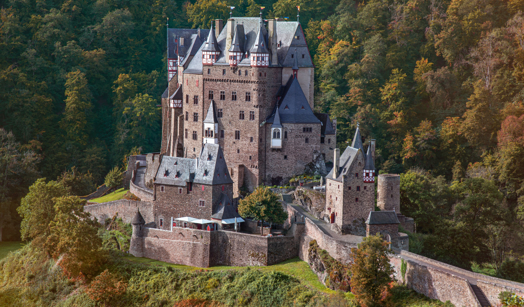 Высокий старинный замок Эльц, Германия