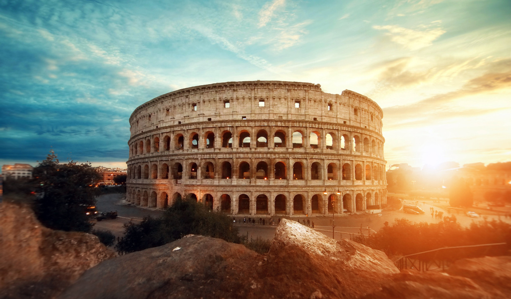 Древний Колизей в лучах солнца, Рим. Италия