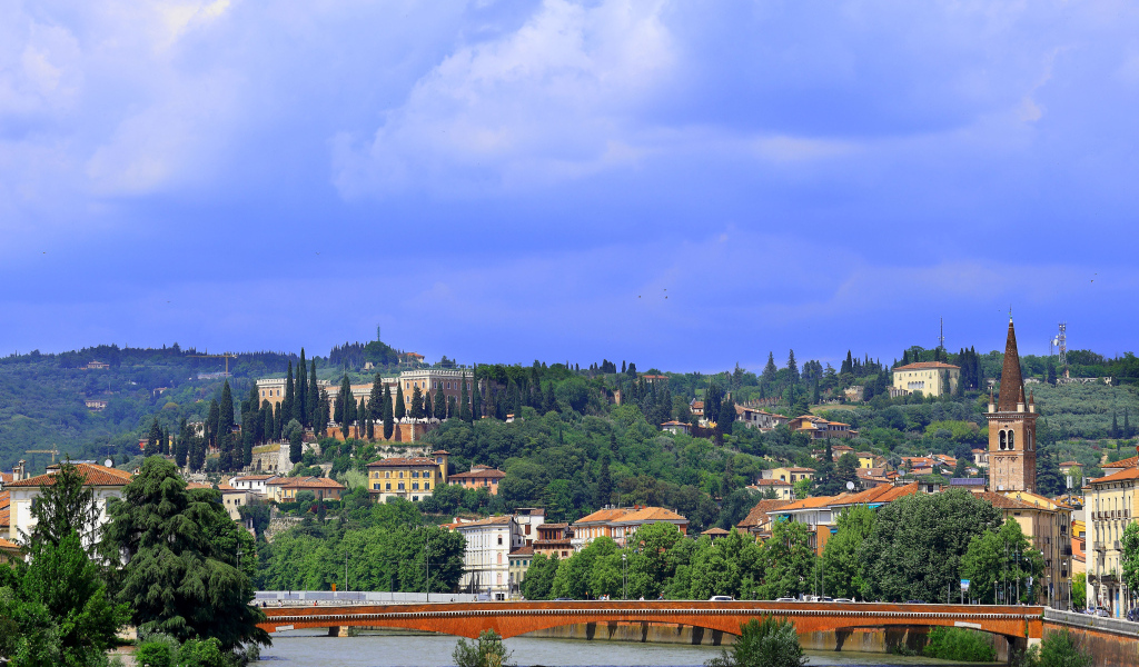 Вид на город и реку с мостом, Италия