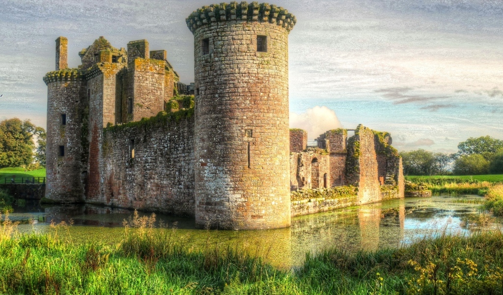 Старинный замок у пруда, Шотландия