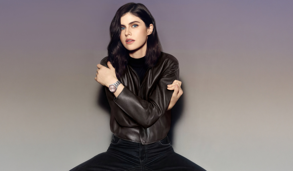 Актриса Александра Даддарио в черной куртке на сером фоне