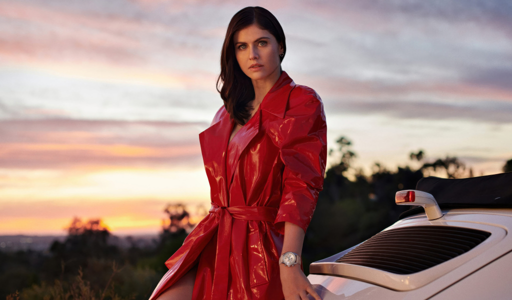 Актриса Александра Даддарио в красном плаще у автомобиля