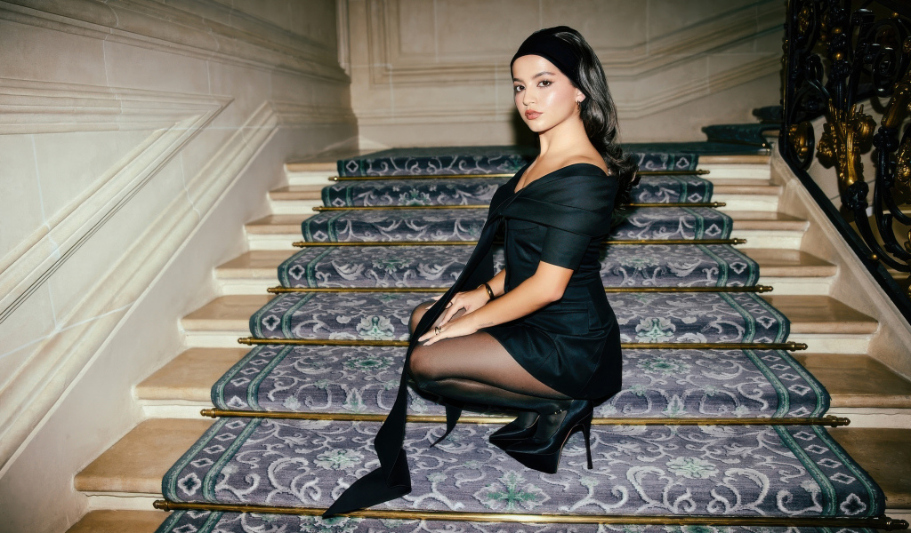 Актриса Изабела Мерсед в черном платье на ступенях