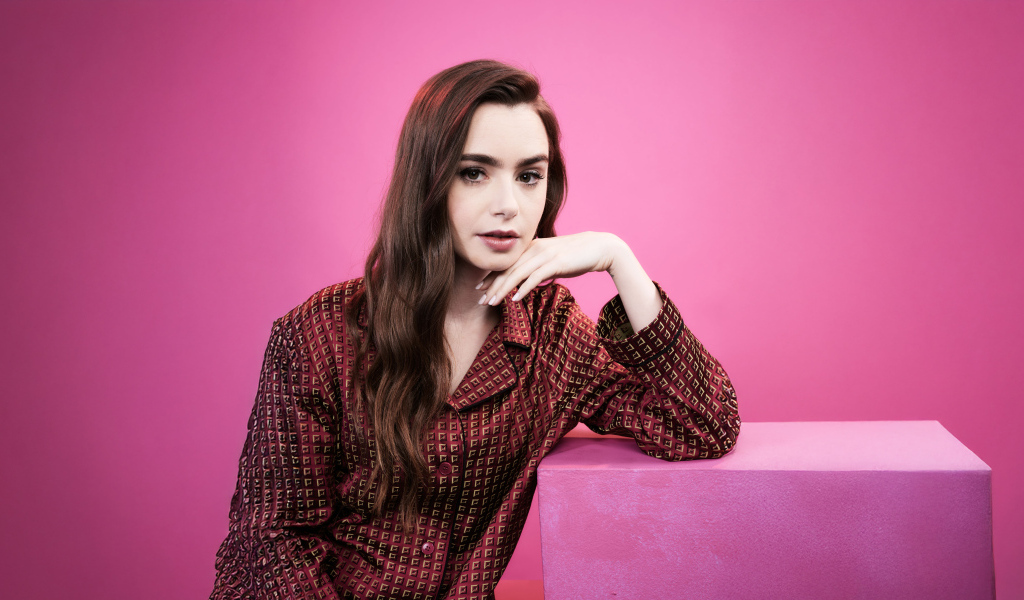 Актриса Лили Коллинз в пижаме в розовой комнате