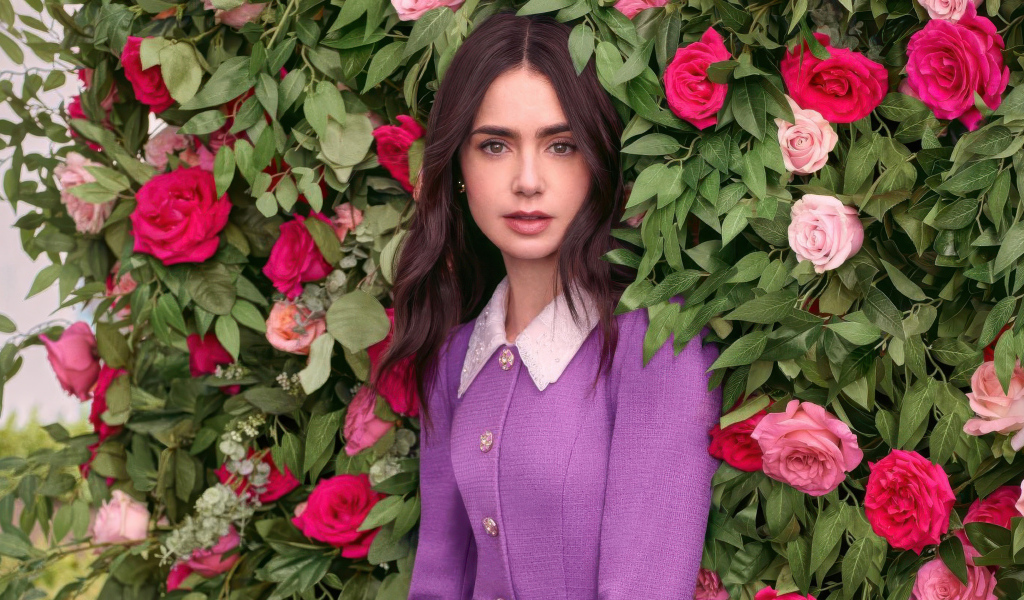 Актриса Лили Коллинз стоит у цветов