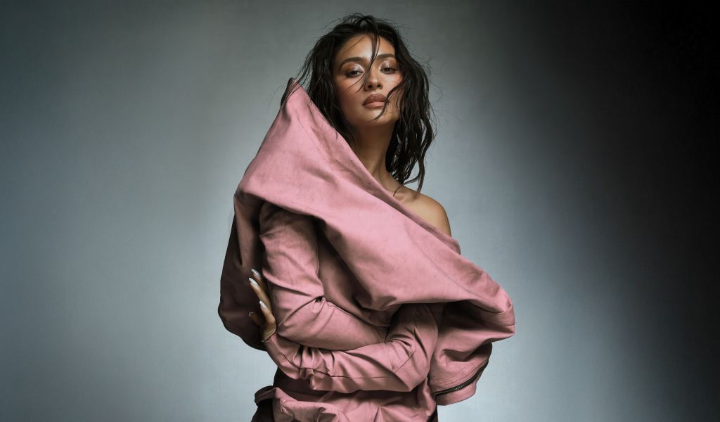 Актриса Шэй Митчелл на сером фоне