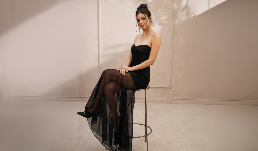 Американская актриса Виктория Джастис в черном платье на стуле