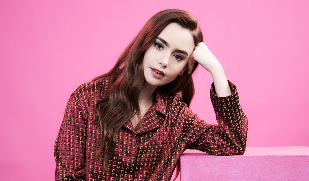 Красивая актриса Лили Коллинз в розовой комнате