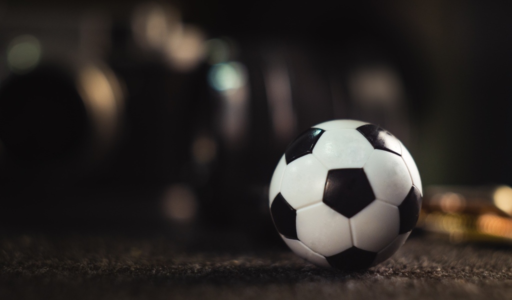 Черно - белый футбольный мяч