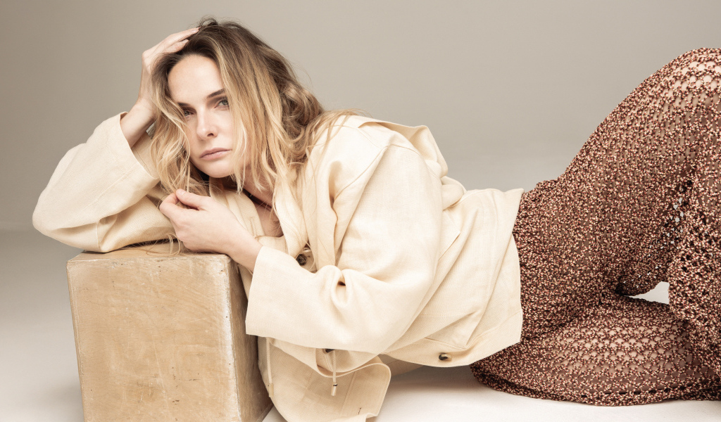 Блондинка актриса Ребекка Фергюсон на сером фоне