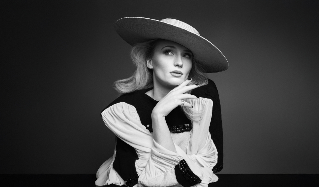 Британская актриса Софи Тёрнер в большой шляпе черно-белое фото