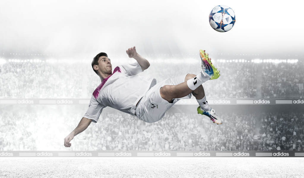 Футболист Месси отбивает мяч
