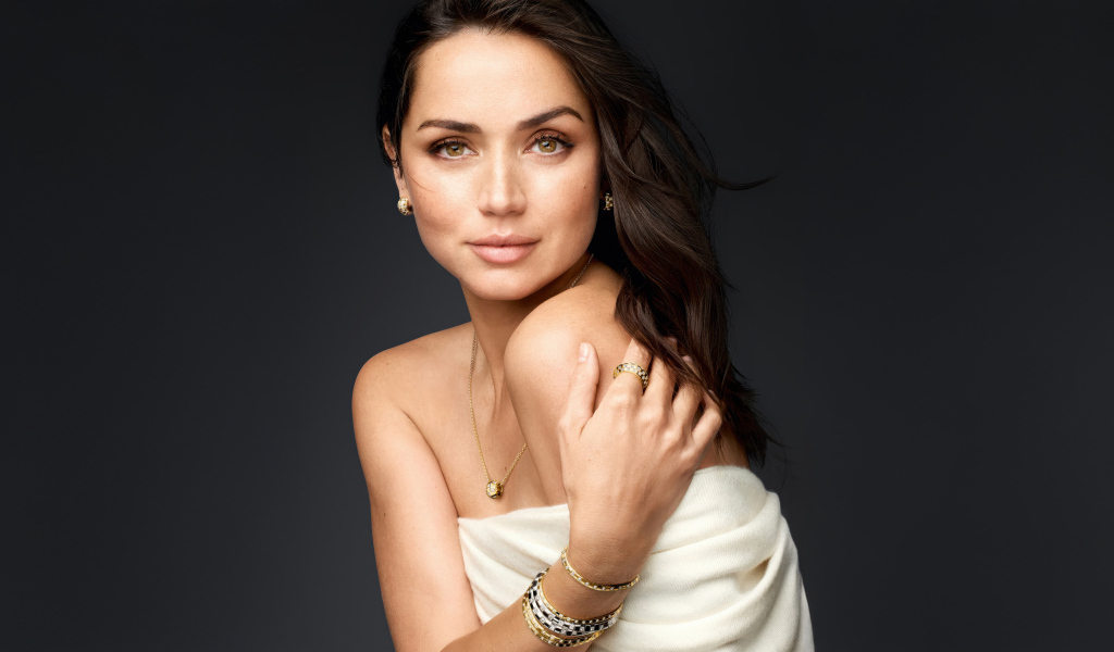 Нежная кареглазая девушка актриса Ана де Армас