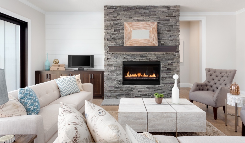 Большая гостиная с камином в современном стиле