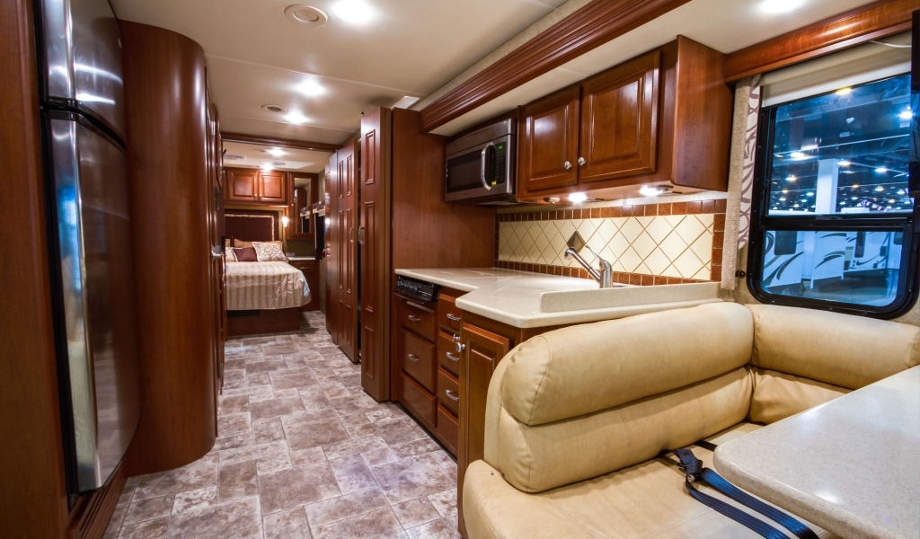 Дом на колесах с красивой деревянной мебелью