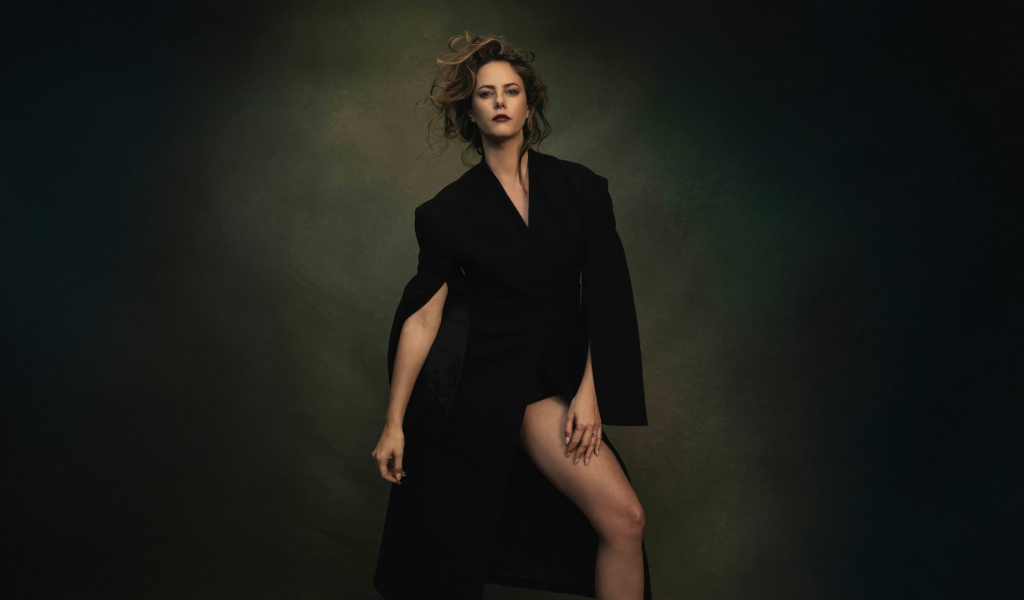 Эффектная актриса Кая Скоделарио в черном наряде