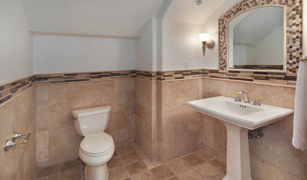 Туалет с зеркалом и раковиной