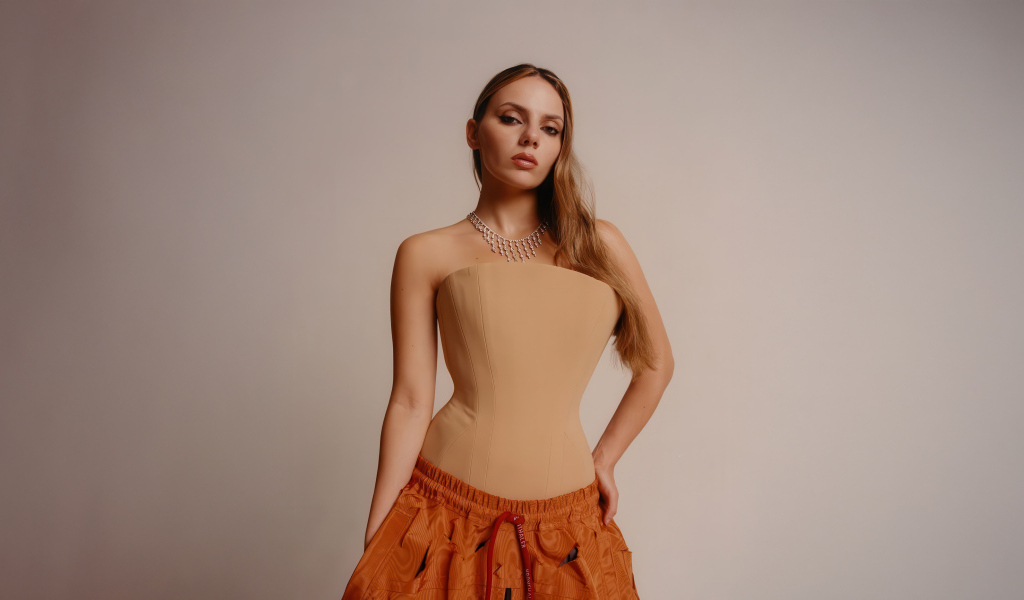 Молодая актриса Дафни Кин на сером фоне