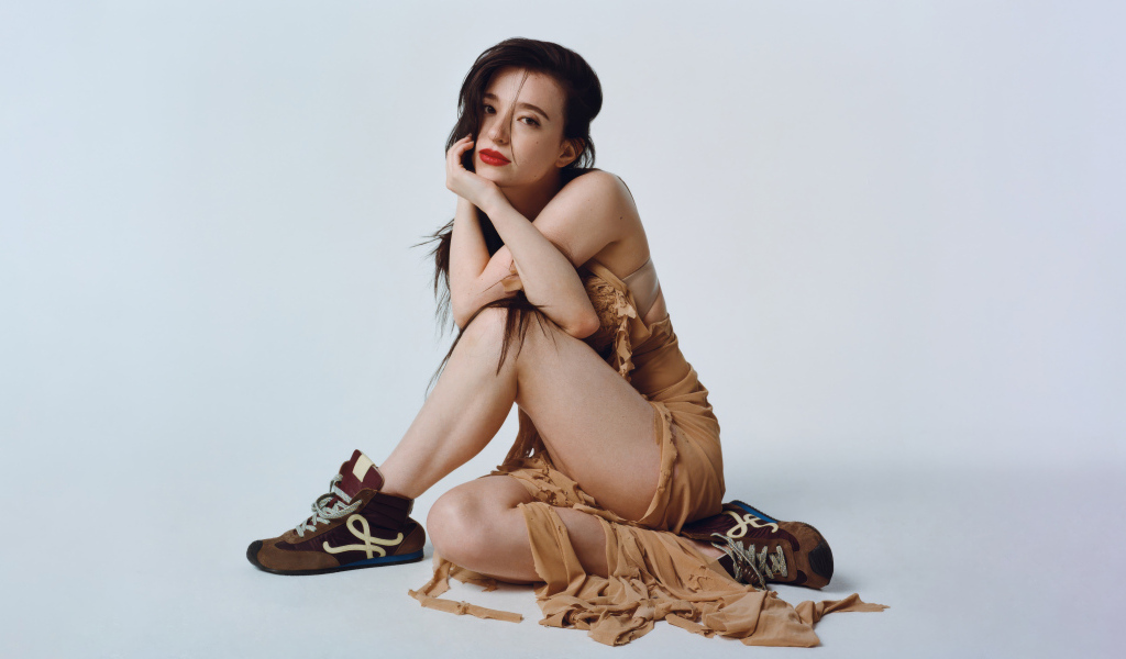 Молодая актриса Майки Мэдисон на сером фоне