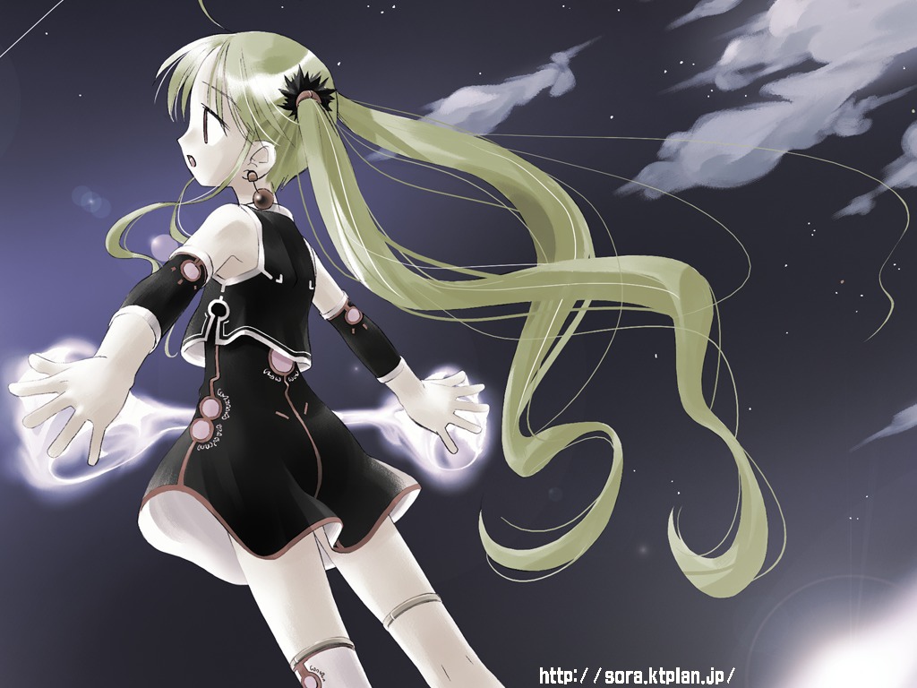 симпатичная девочка в черном платье