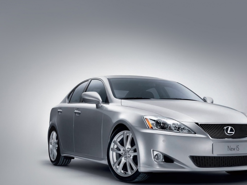 Lexus IS перед