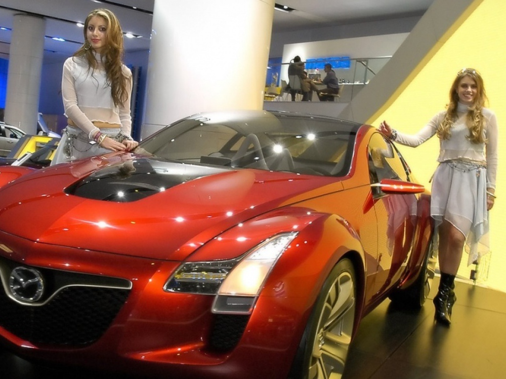 Mazda Kabura и девушки
