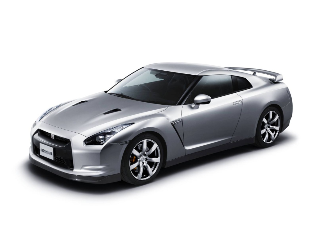 Серебристый Nissan GT