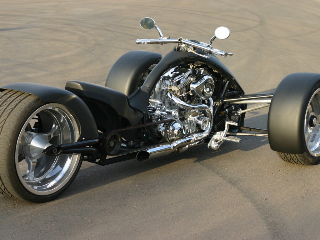 Черный трицикл