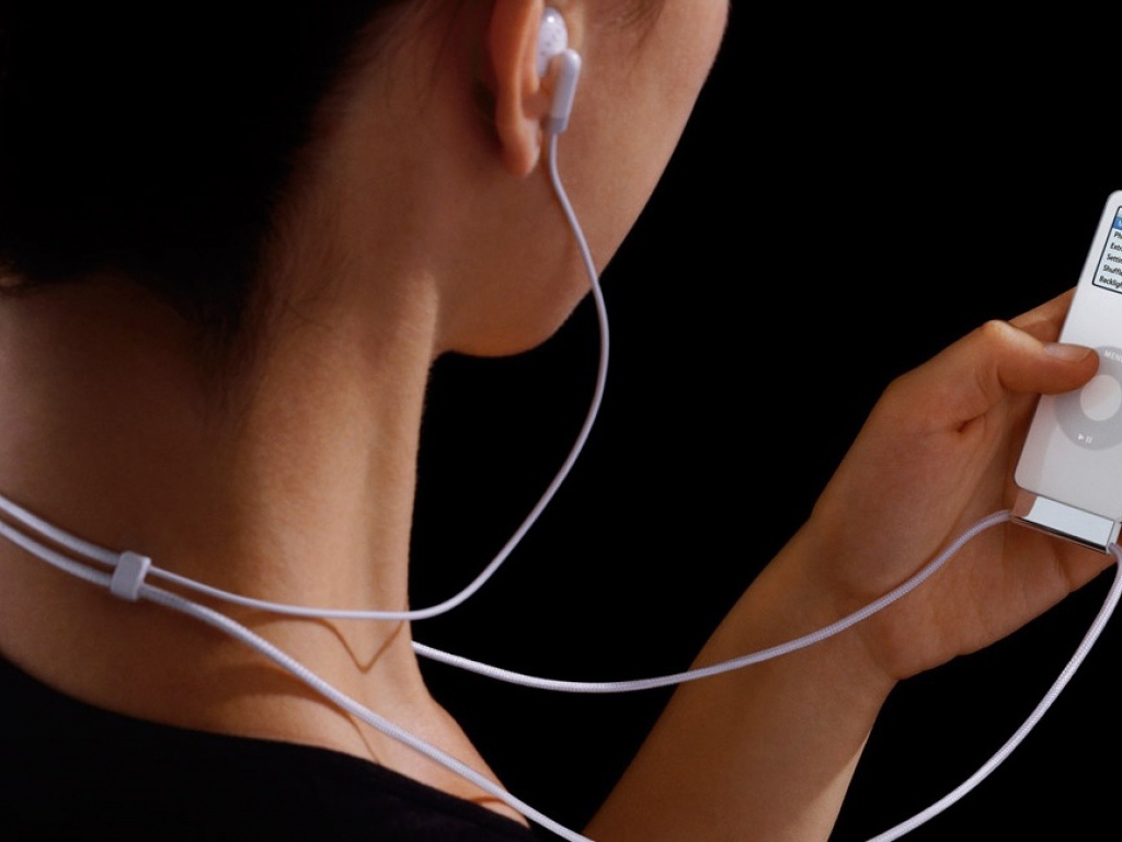 Девушка с iPod Nano