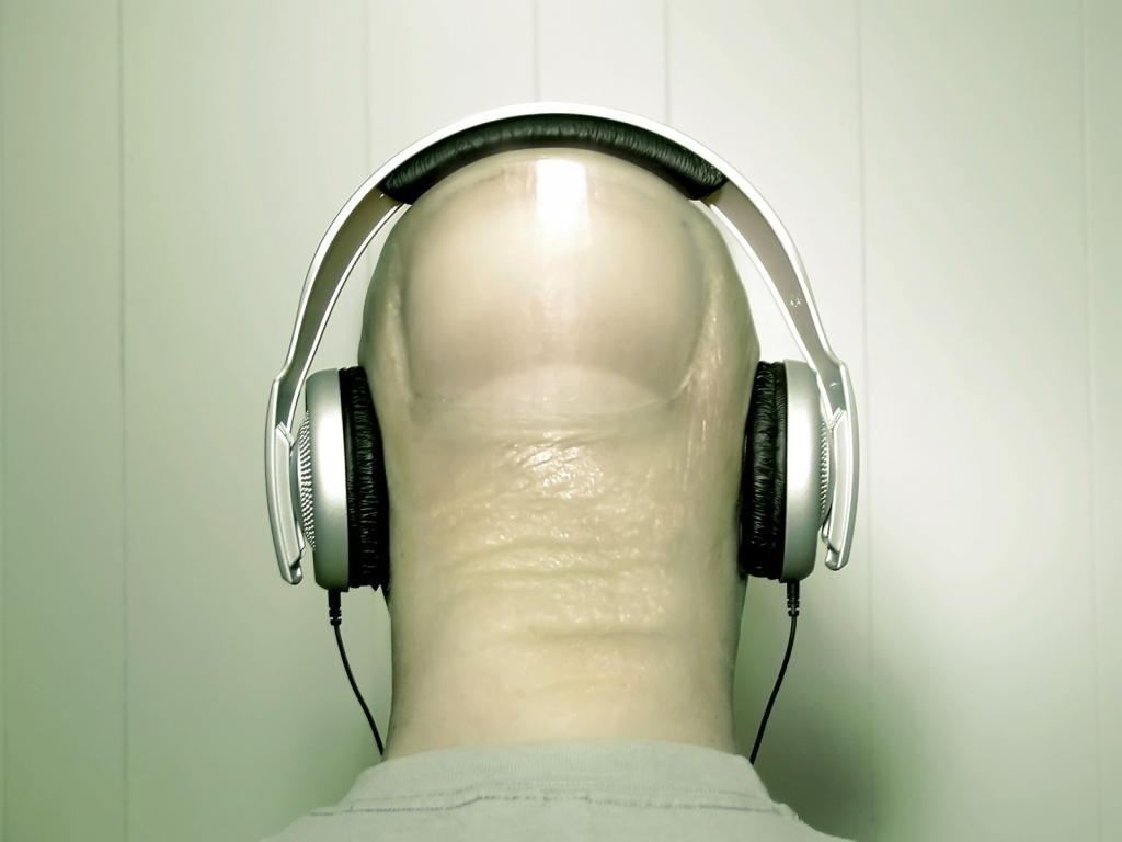 Наушники на голове пальце