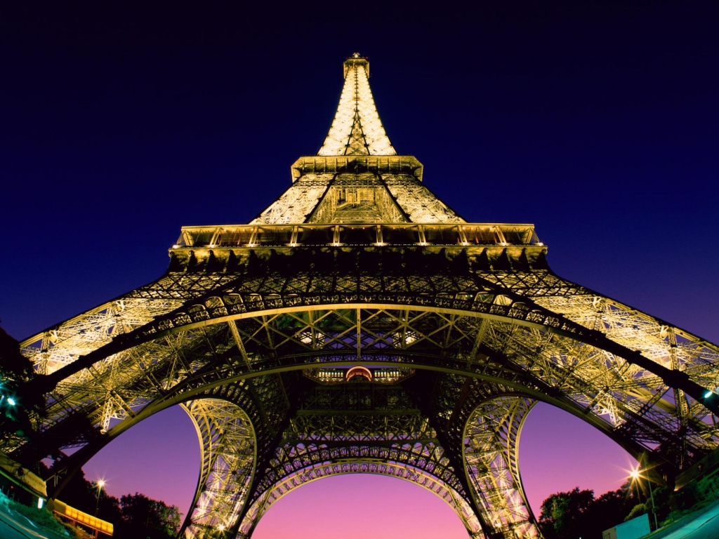 Вид снизу на башню