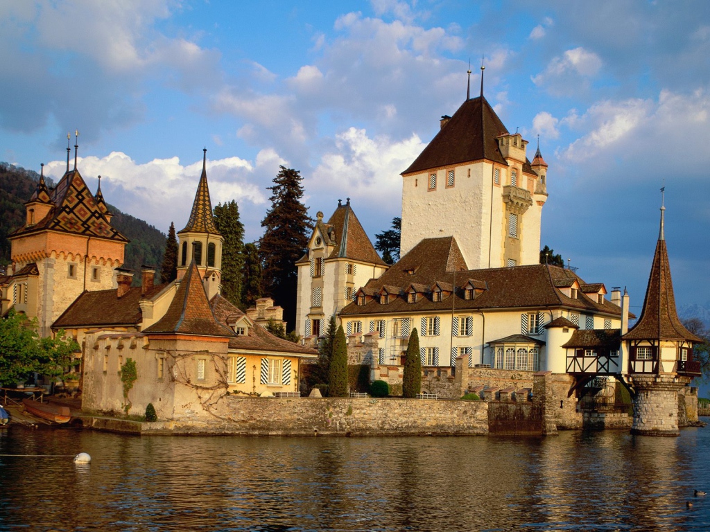 Замок Oberhofen, Озеро Thun, Швейцария