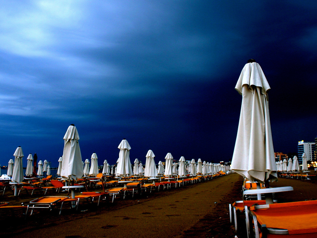 Пивные палатки в шторм