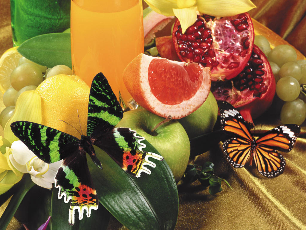 Маленькая бабочка на фруктах