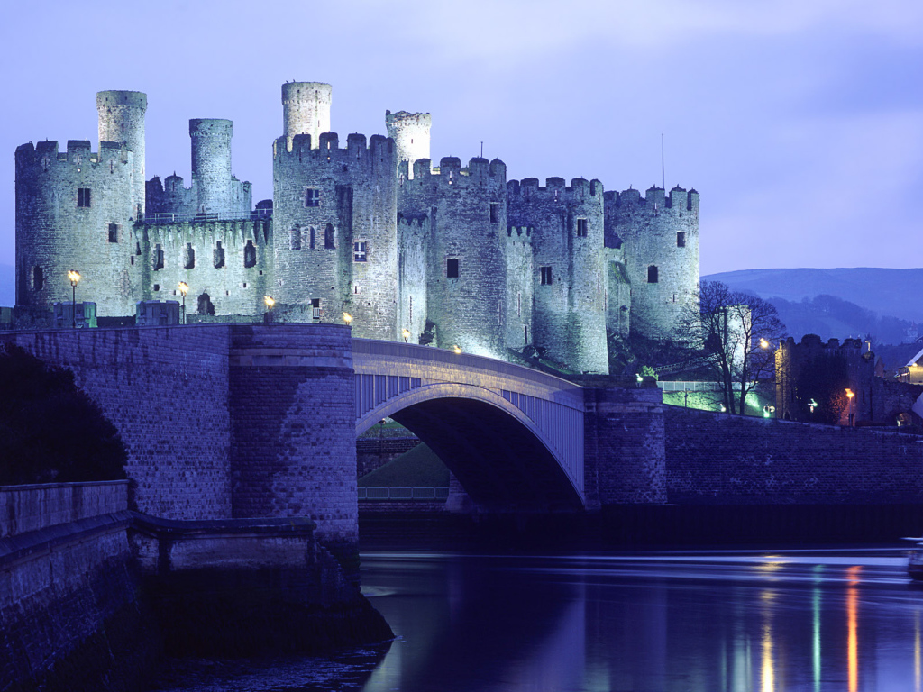 Замок возле реки