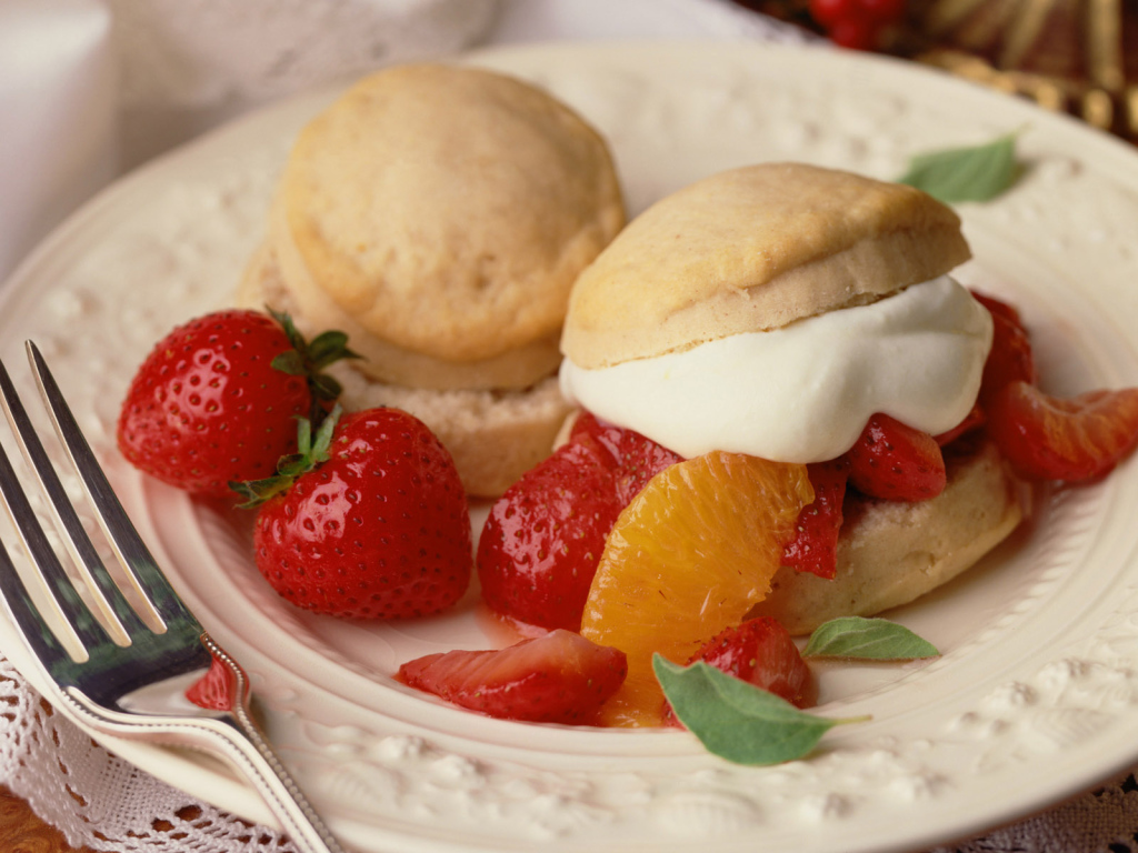 Бутерброд с клубникой и сливками