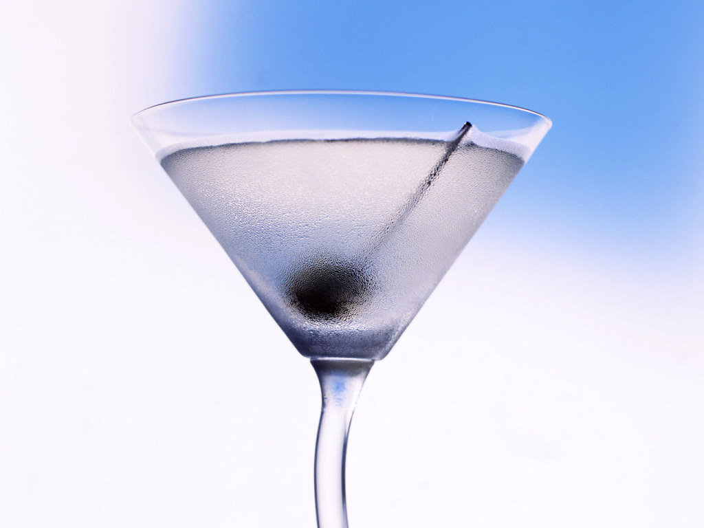 Красивый бокал с коктейлем