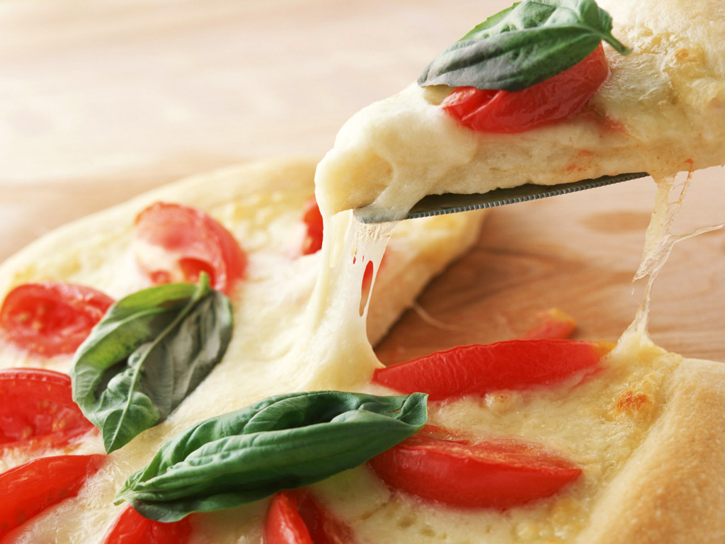 Пицца с кусочками помидора