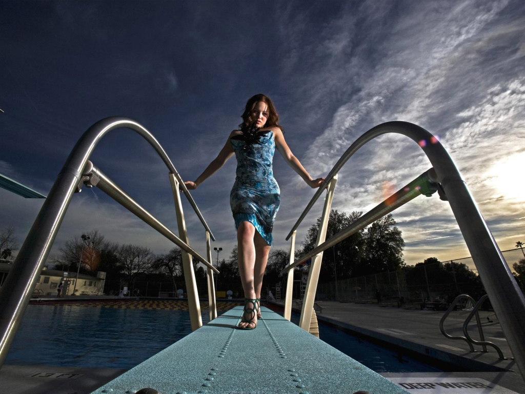 Красавица у бассейна