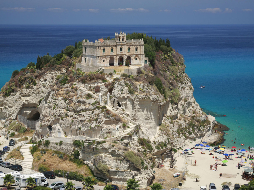 Замок на берегу моря