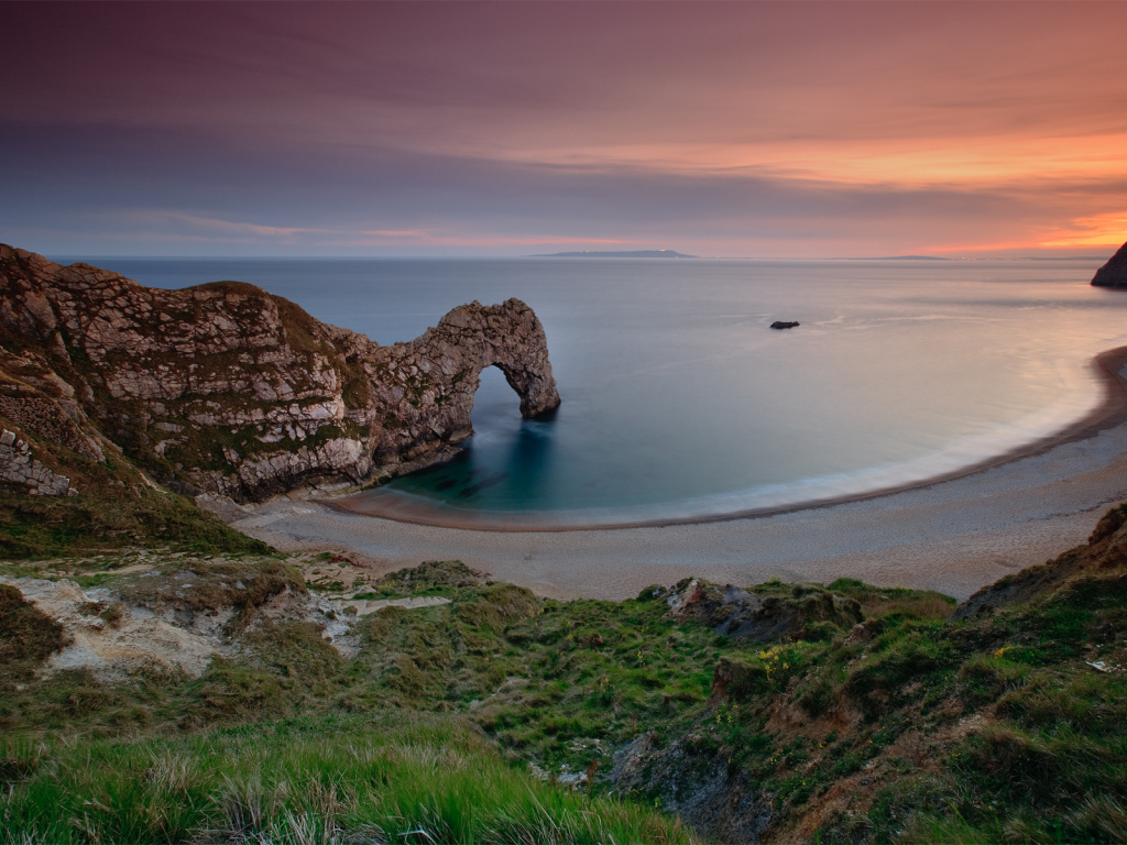 Каменная арка на пляже