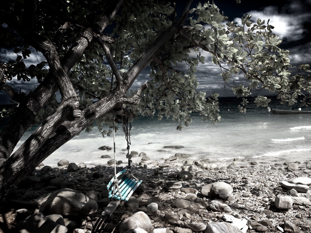 Качели на берегу моря