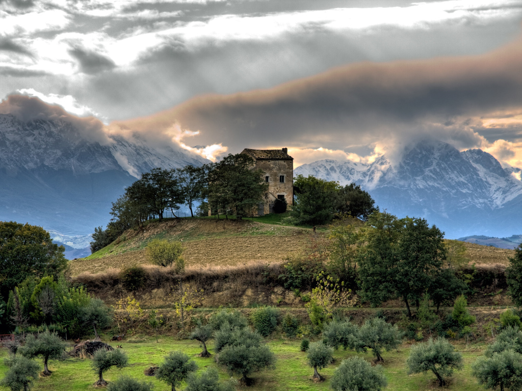 Дом среди высоких гор