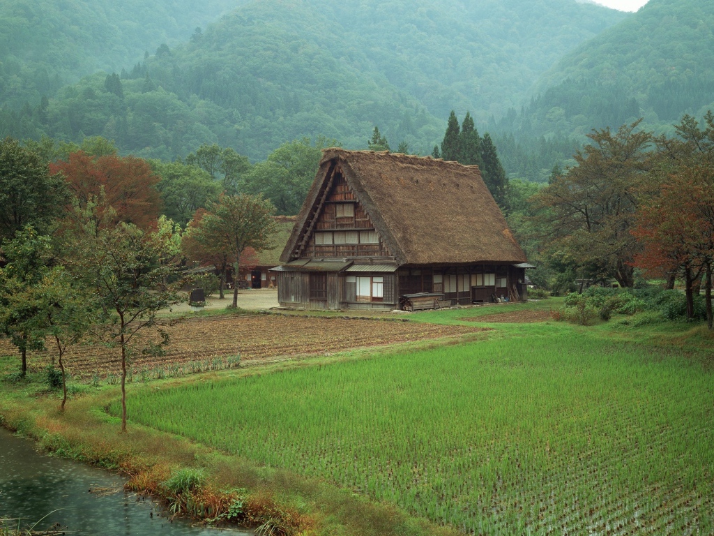 Деревня у подножия гор
