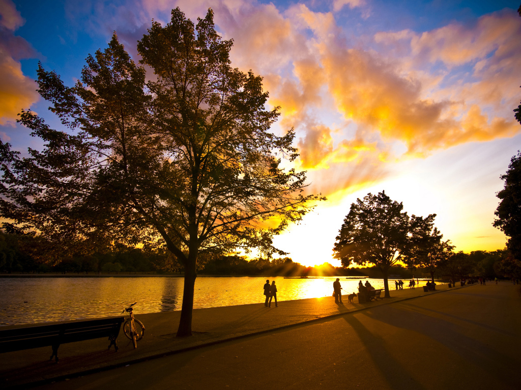 Красивый закат у реки